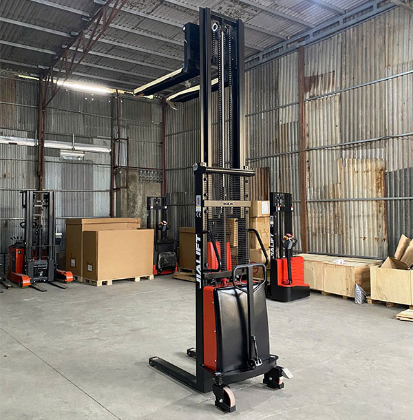 ban-xe-nang-dien-dung-lai-1