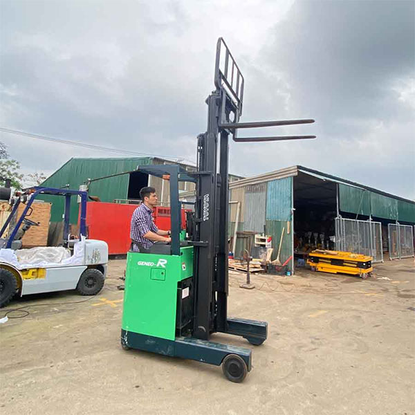 ban-xe-nang-dien-dung-lai