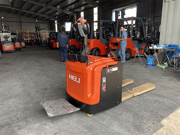 Đội ngũ kiểm tra xe nâng