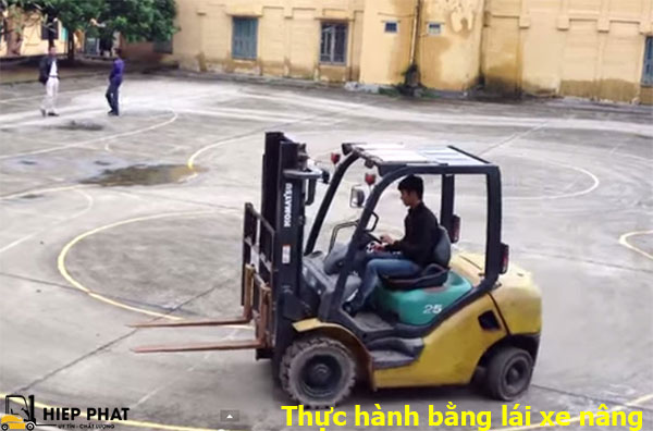 thuc-hanh-thi-chung-chi-lai-xe-nang