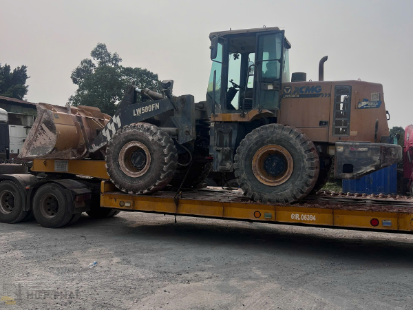  Một chiếc xe cẩu đang chở xe nâng đi sửa chữa