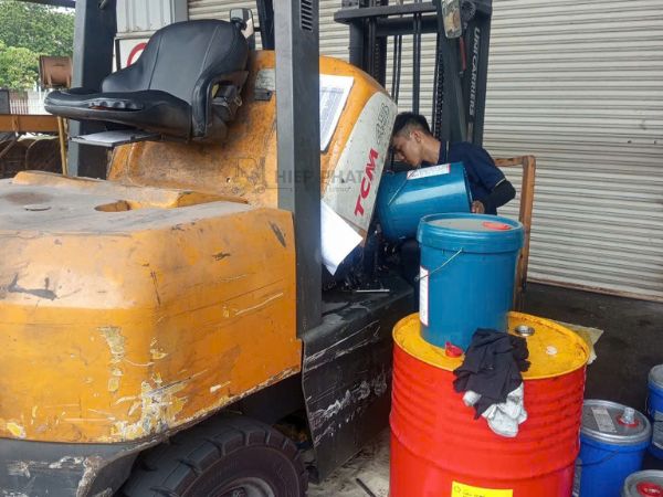 Kỹ thuật viên đang sửa xe nâng ngay tại công trình