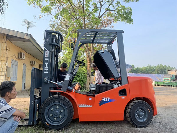 cho thuê xe nâng tại Huế tận nơi
