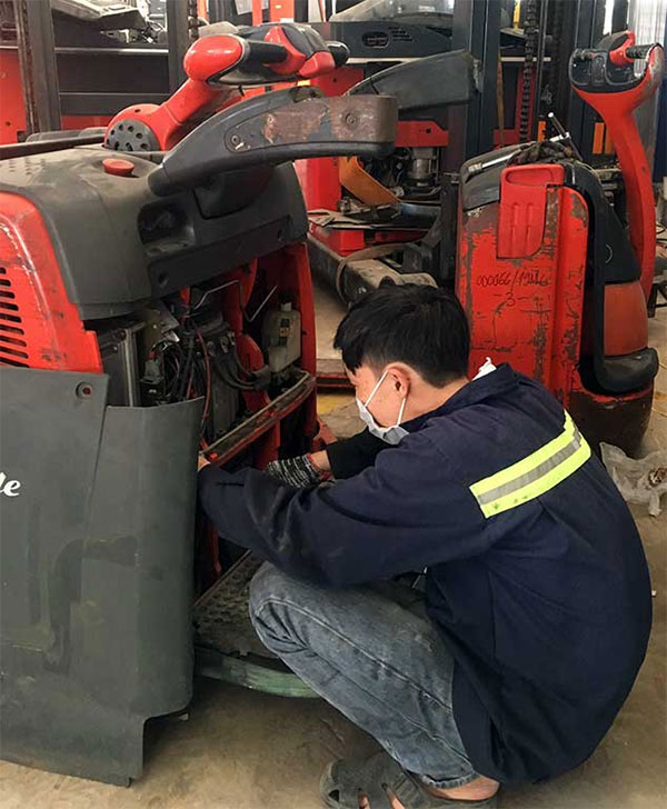 sửa xe nâng điện BT