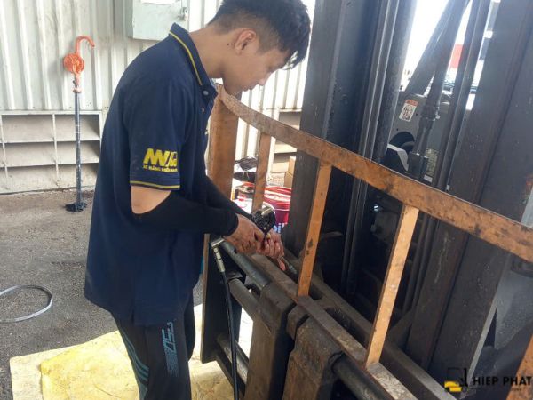 Nhân viên kỹ thuật kiểm tra xe nâng tận nơi tại Bến Cát