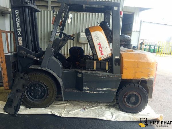 Xe nâng bị hư tại Bến Cát