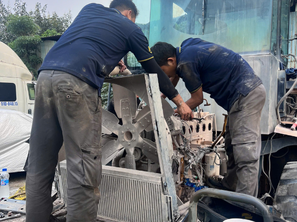 Đội ngũ kỹ thuật đang sửa chữa xe nâng tại Bến Tre
