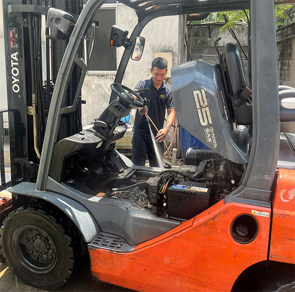 vệ sinh xe nâng sau khi sửa chữa tại Đồng Tháp