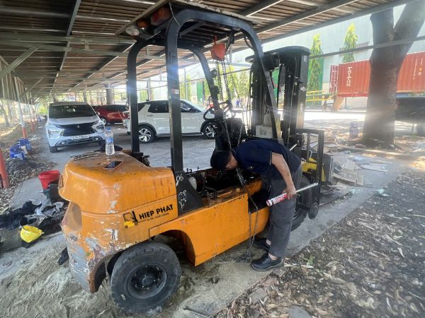 Đội ngũ kỹ thuật sửa chữa xe nâng tận nơi tại doanh nghiệp ở Quận 9