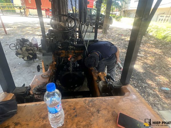 Nhân viên kỹ thuật đến tận nơi kiểm tra xe nâng tại Quận 9