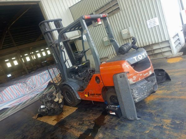 Xe nâng hư hỏng đang được đại tu động cơ tại Quận 9