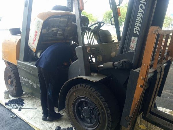 Kỹ thuật đang kiểm tra tình trạng xe nâng tại TPHCM