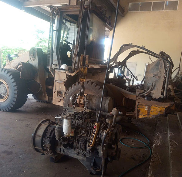 sửa xe xúc lật tại Bình Dương