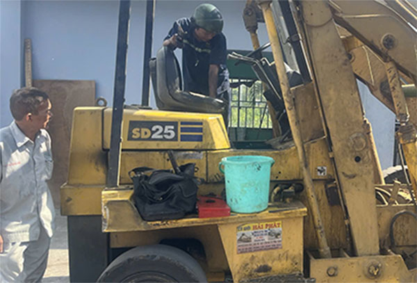 kỹ thuật viên sửa xe xúc lật