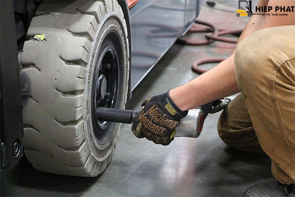 lop-xe-nang-bom-bao-nhieu-ky