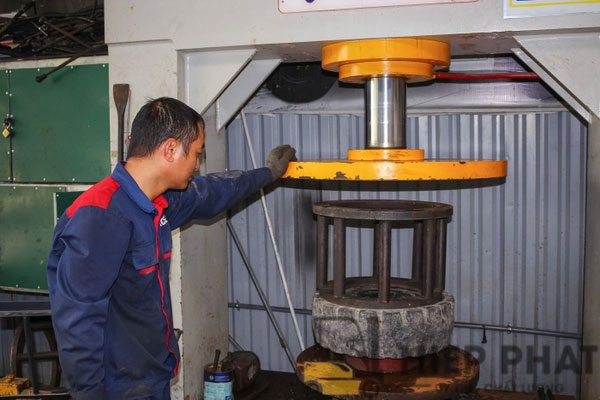 may-dang-thuc-hien-ep-lop-xe-nang