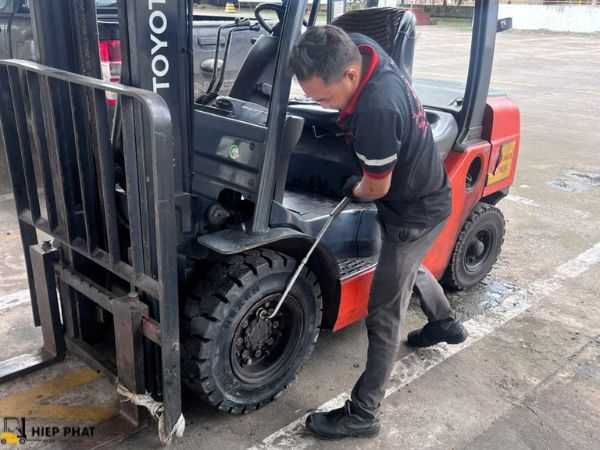 đội ngũ kỹ thuật tại Hiệp Phát đang sửa chữa và bảo dưỡng xe nâng