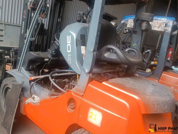 xe nâng bị chảy dầu