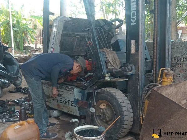 nhân vien đang kiểm tra công tắc chân ga của xe nâng