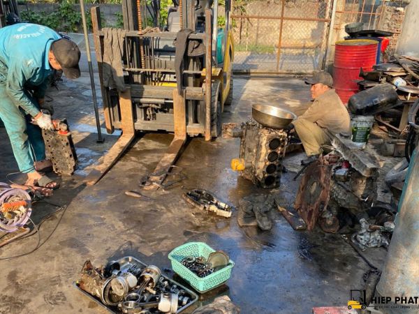 Đội ngũ kỹ thuật đang kiểm tra xe nâng không nổ máy được