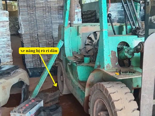 Xe nâng đang bị rò rỉ dầu ở động cơ