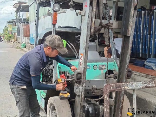 Kỹ thuật viện đang kiểm tra sửa chữa hệ thống thủy lực bị rò rỉ dầu
