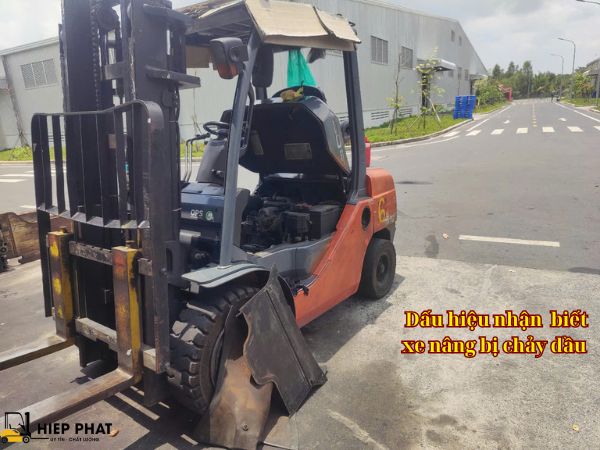 Xe nâng đang chờ được sửa chữa khi bị rò rỉ dầu