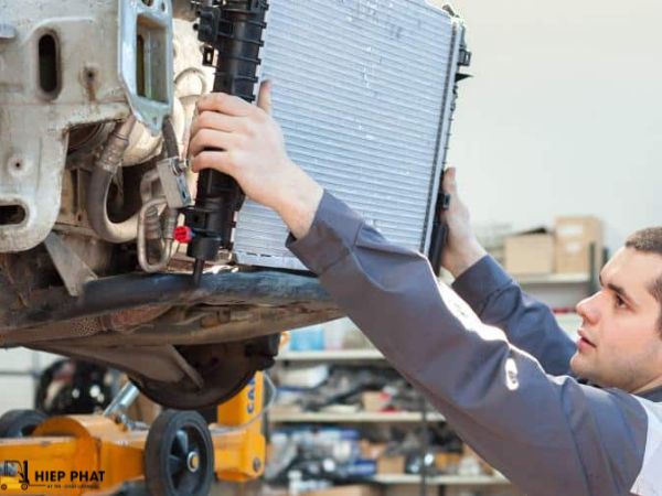 kiểm tra két nước xe nâng hằng ngày khi bắt đầu sử dụng