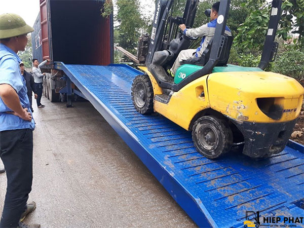 xe-nang-chui-container-hoat-dong-tai-nha-may