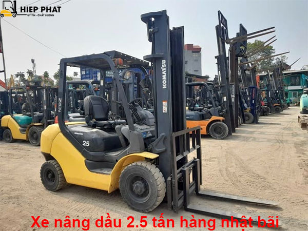 xe-nang-dau-2-5-tan-komatsu-hang-bai