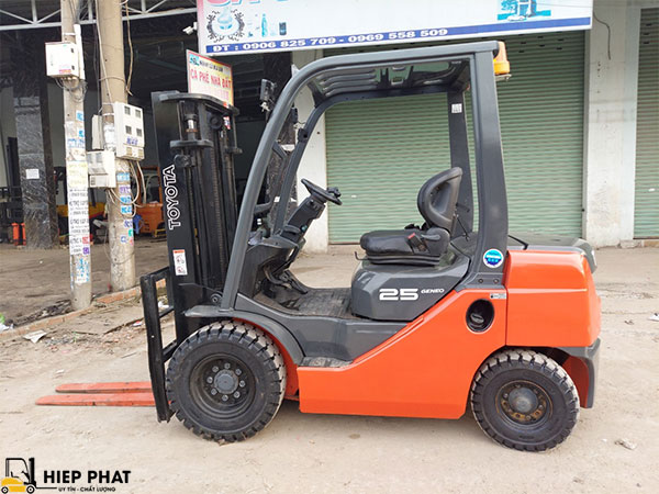 xe-nang-dau-2-5-tan-toyota