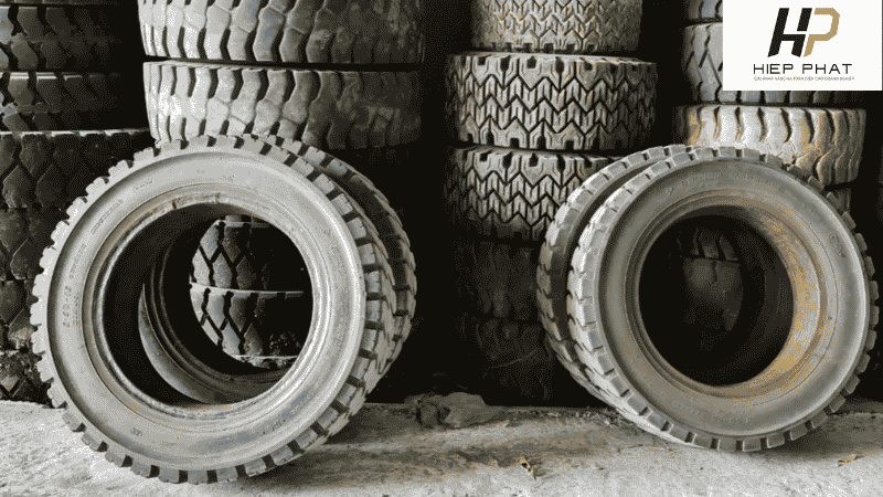 Hai dòng lốp xe nâng Komatsu: lốp xe nâng đặc và lốp xe nâng hơi