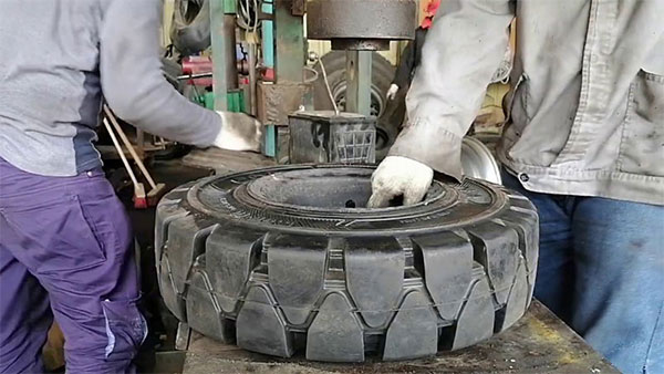 thay lốp xe nâng