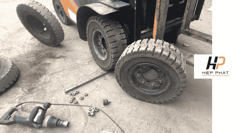 Vì sao lại chọn mua lốp xe nâng Komatsu tại Hiệp Phát