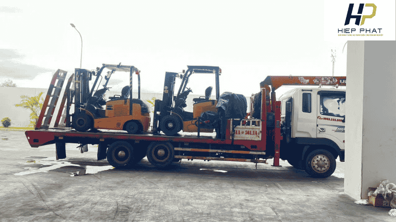Xe nâng được vận chuyển đến tận nơi khách hàng thuê yêu cầu