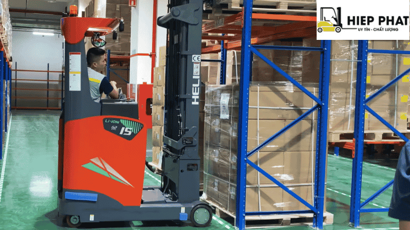 xe-nang-tu-hanh-kho-reach-truck